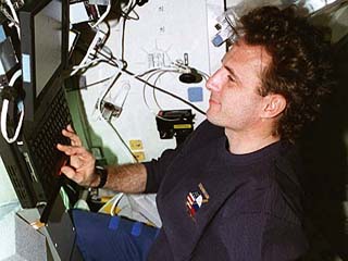 Mission Specialist Jerry Linenger types on the Payload and General Support Computer (PGSC) in the middeck.